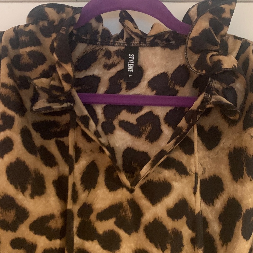 Leopard Print Ruffle Blouse - Picture 3 of 4